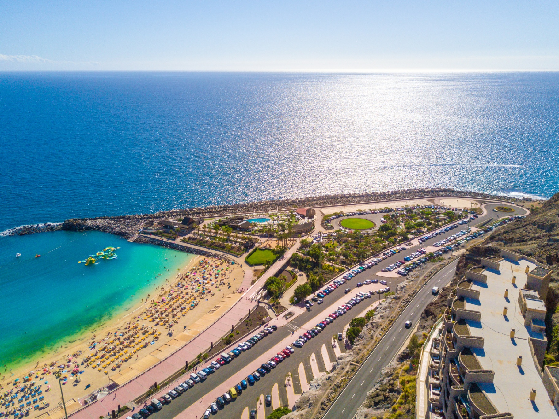 Tengerparti panoráma és strandközeli környezet